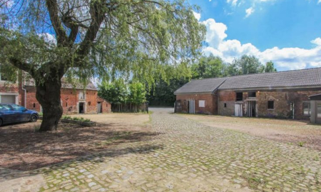 Société de Patrimoine - (Soc de Conseil en ERP) - Ferme en Carré avec Habitation, Restaurant, Gîtes à parachever, Grange, Annexes, 2HA de Terrain image