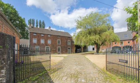 Société de Patrimoine - (Soc de Conseil en ERP) - Ferme en Carré avec Habitation, Restaurant, Gîtes à parachever, Grange, Annexes, 2HA de Terrain image